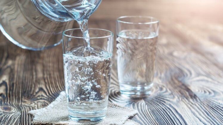 پینے کے لیے ایک گلاس پانی