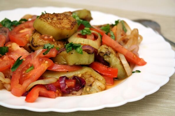 میگی کی خوراک میں سبزیوں اور ابلے ہوئے بینگن کا صحت بخش سلاد شامل ہے۔